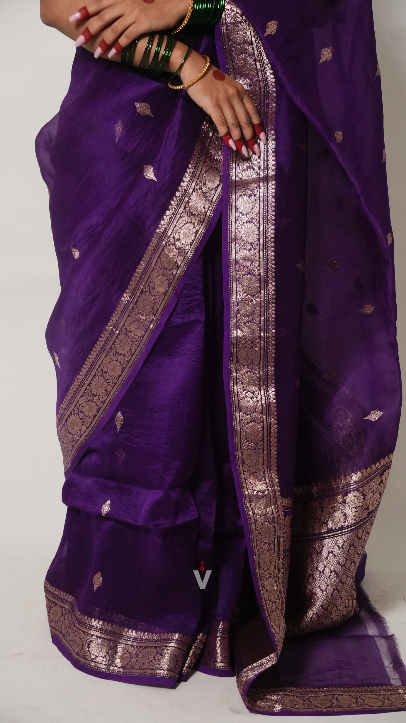 Close-up of intricate Kadwa weaving on Dark Purple Kora Silk Handloom Banarasi Saree
