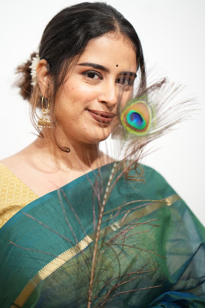 Peacock Green Maheshwari Self Strip Saree with Gold Zari Pallu