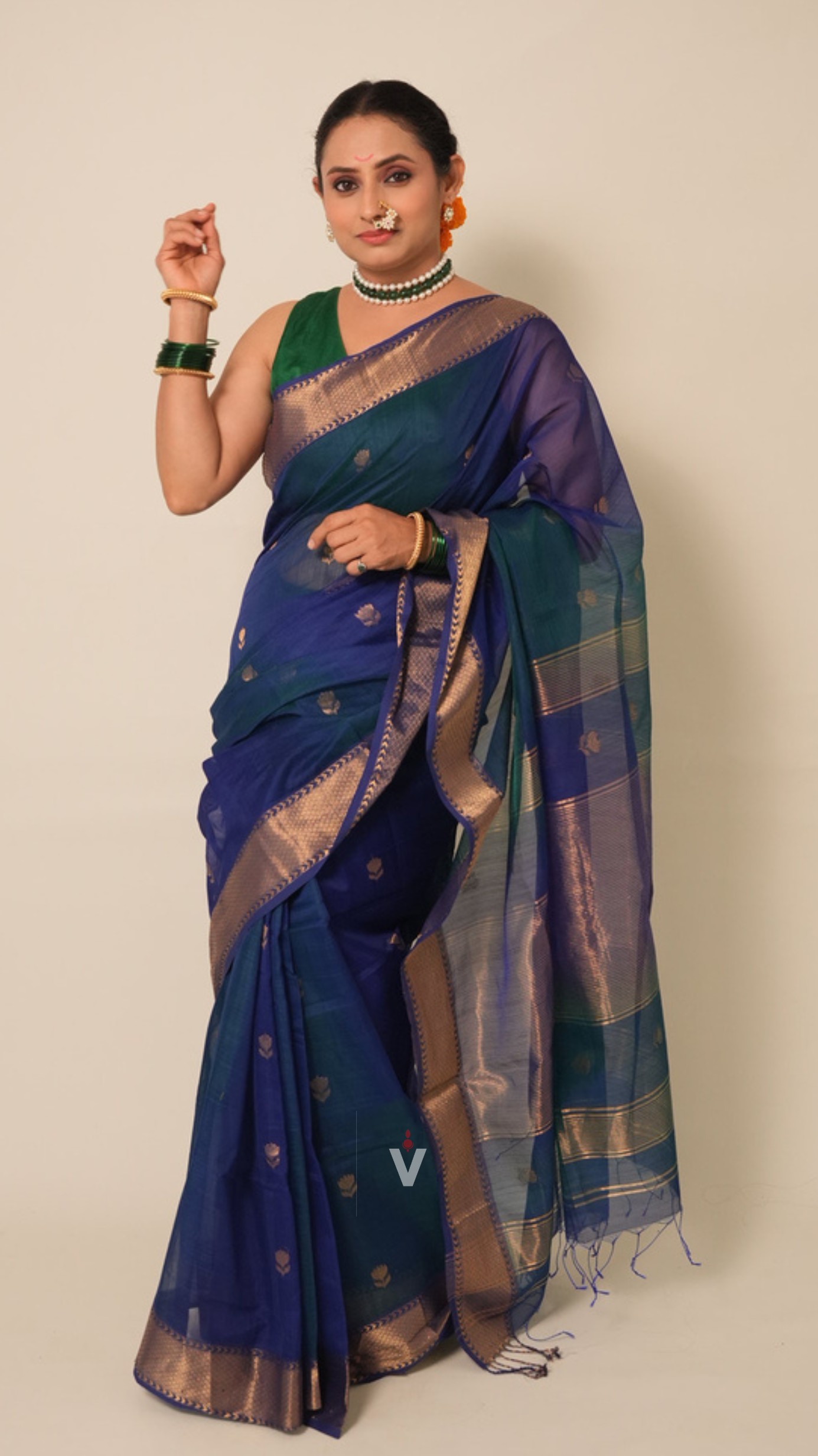 Peacock Blue Dual Shade Lotus Butti Handloom Maheshwari Saree