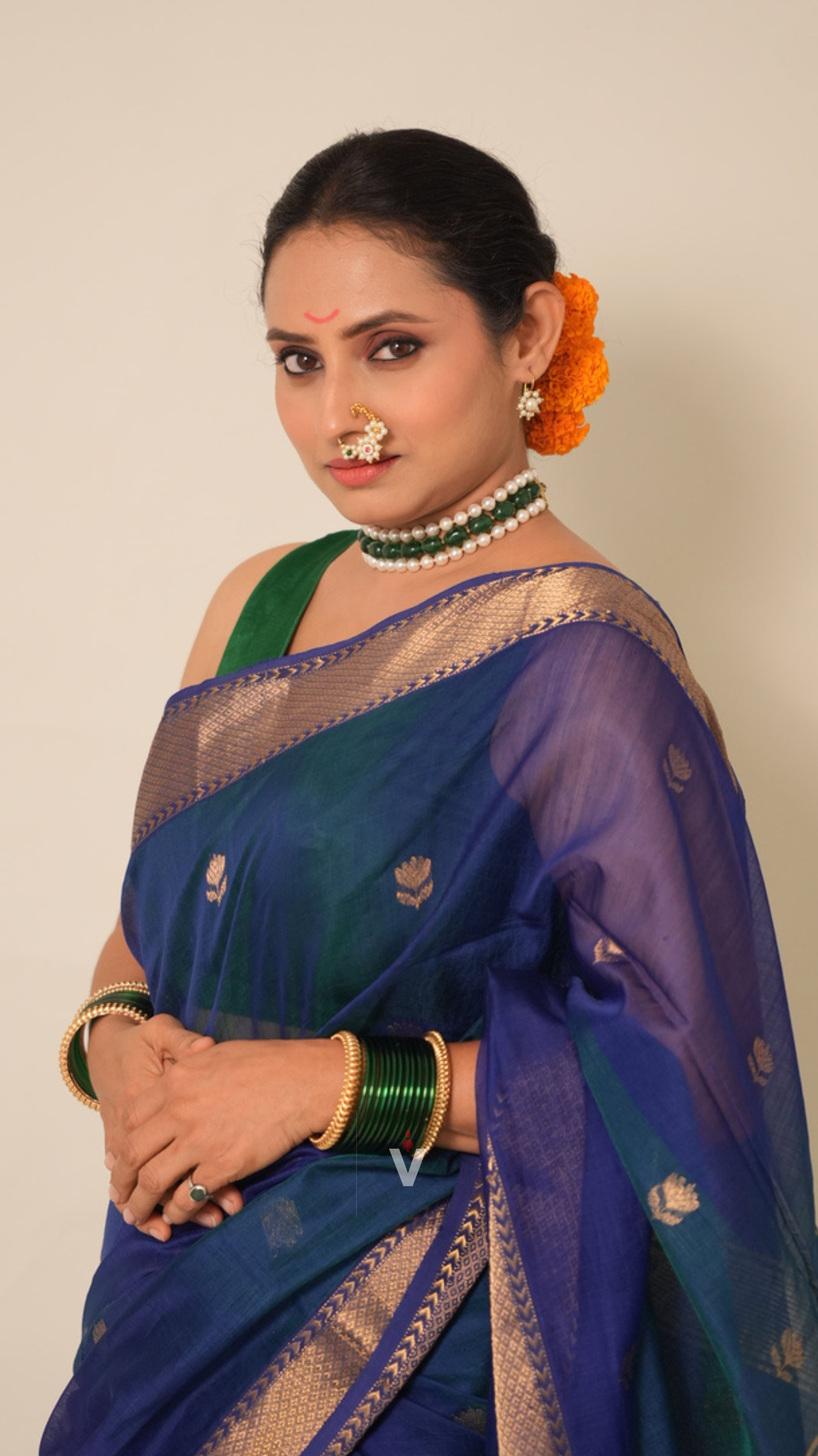 Peacock Blue Dual Shade Lotus Butti Handloom Maheshwari Saree