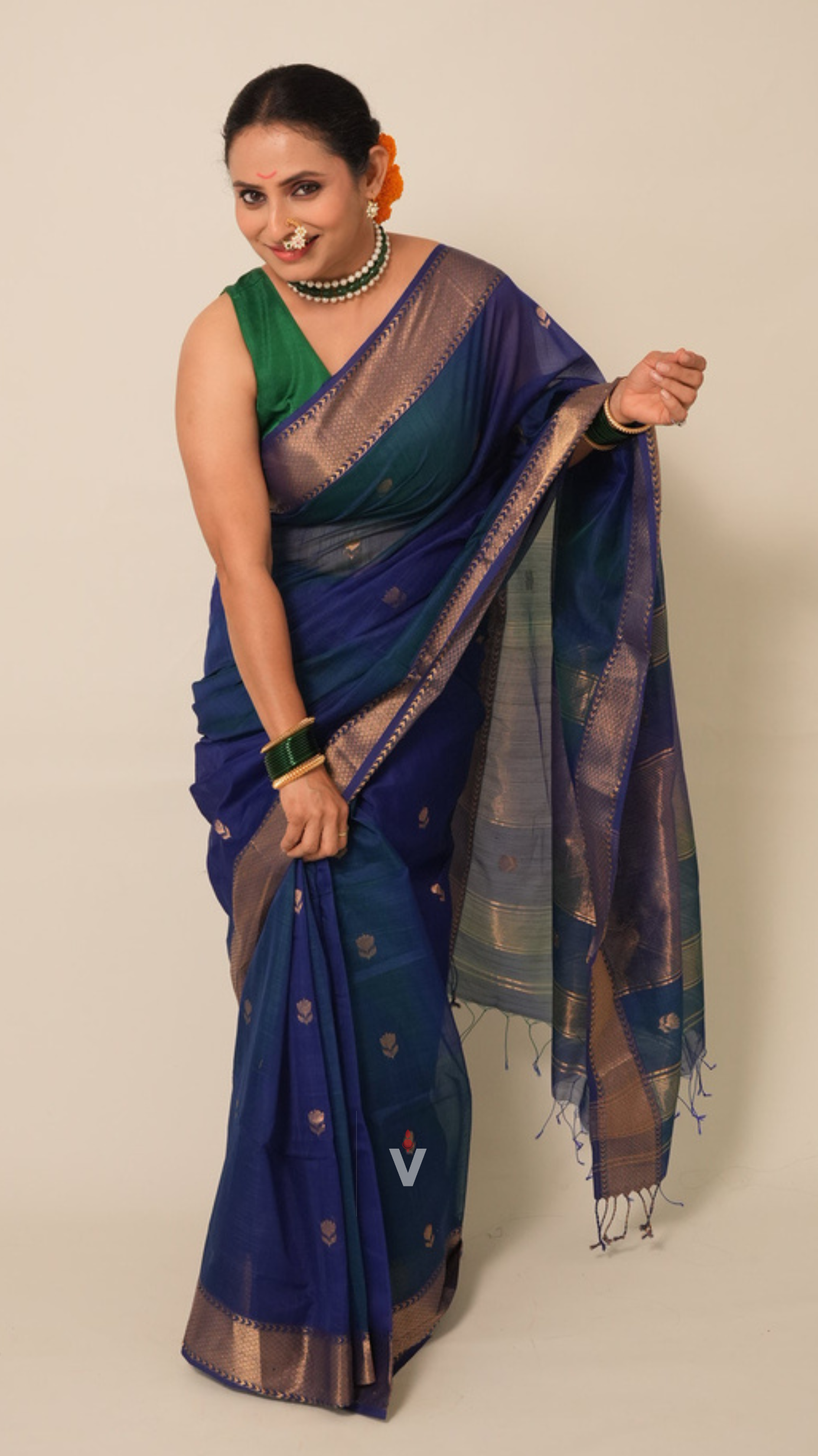 Peacock Blue Dual Shade Lotus Butti Handloom Maheshwari Saree