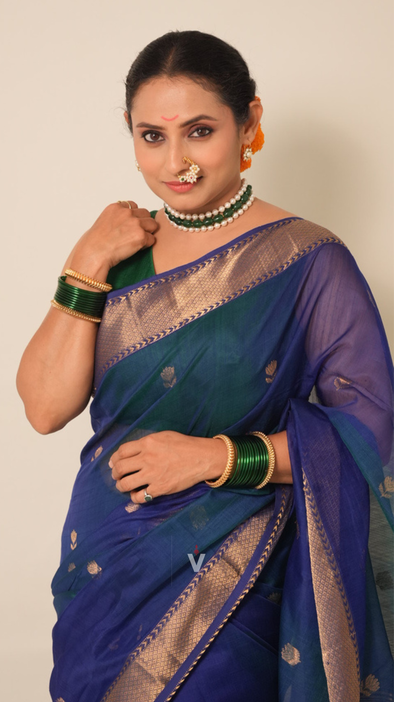 Peacock Blue Dual Shade Lotus Butti Handloom Maheshwari Saree