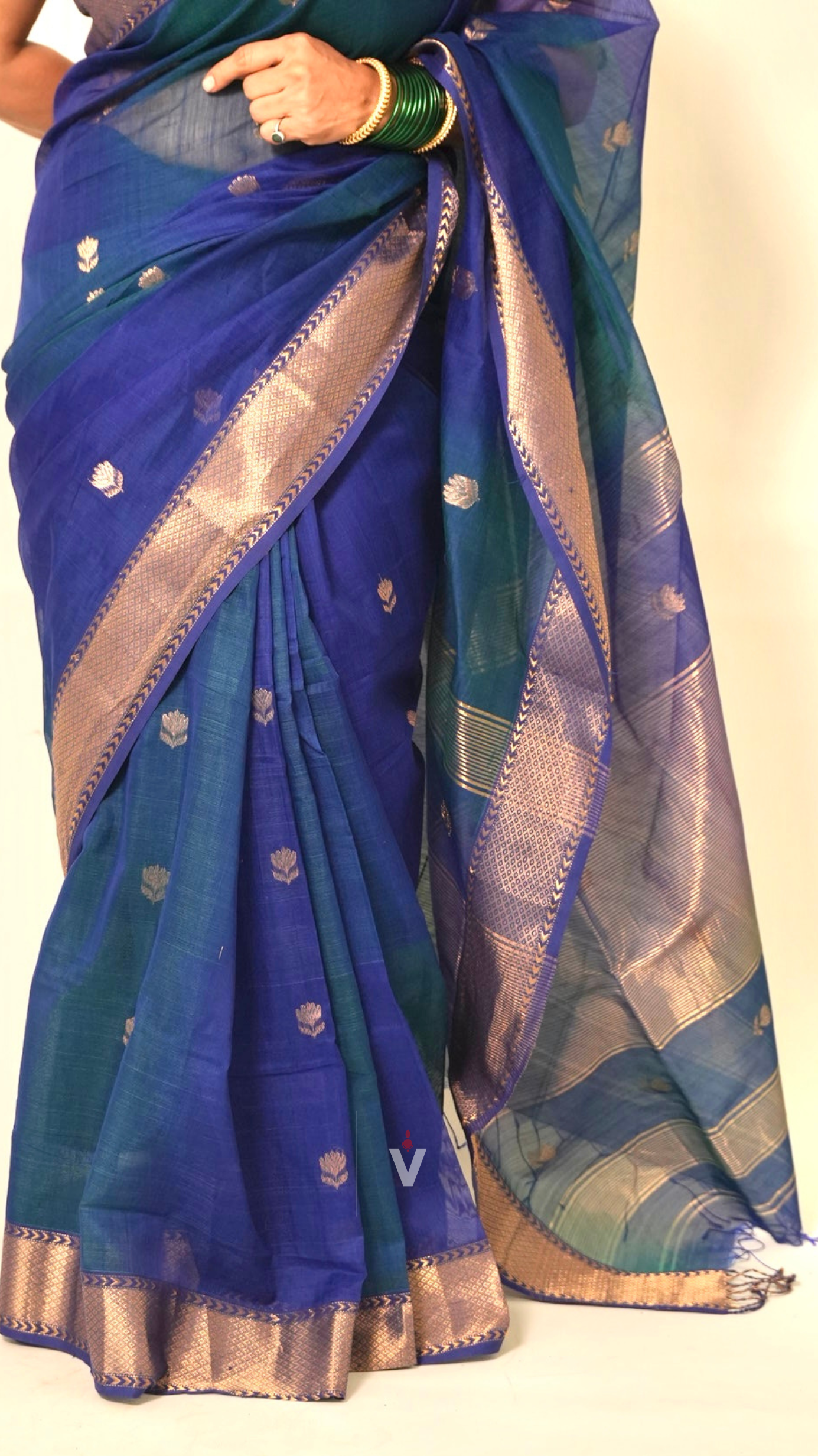 Peacock Blue Dual Shade Lotus Butti Handloom Maheshwari Saree