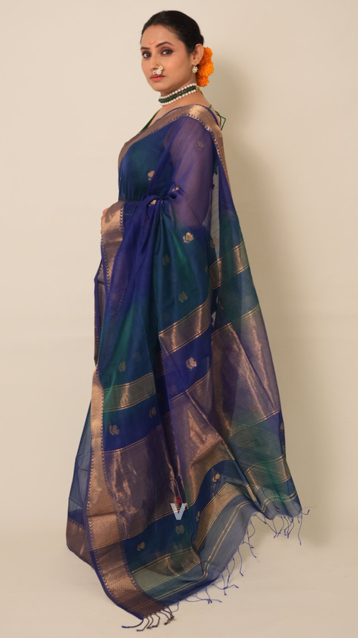 Peacock Blue Dual Shade Lotus Butti Handloom Maheshwari Saree