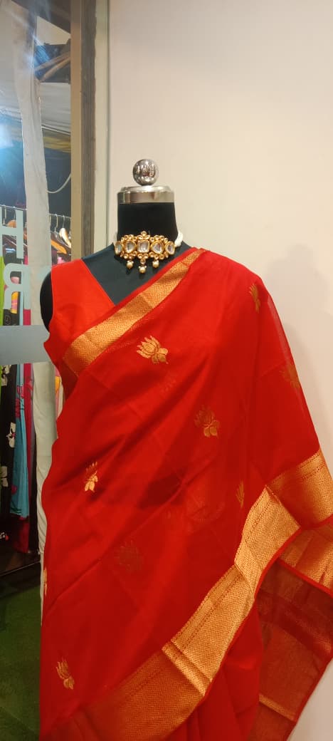 Red Maheshwari Big Lotus Butti Zari Pallu Handloom Saree