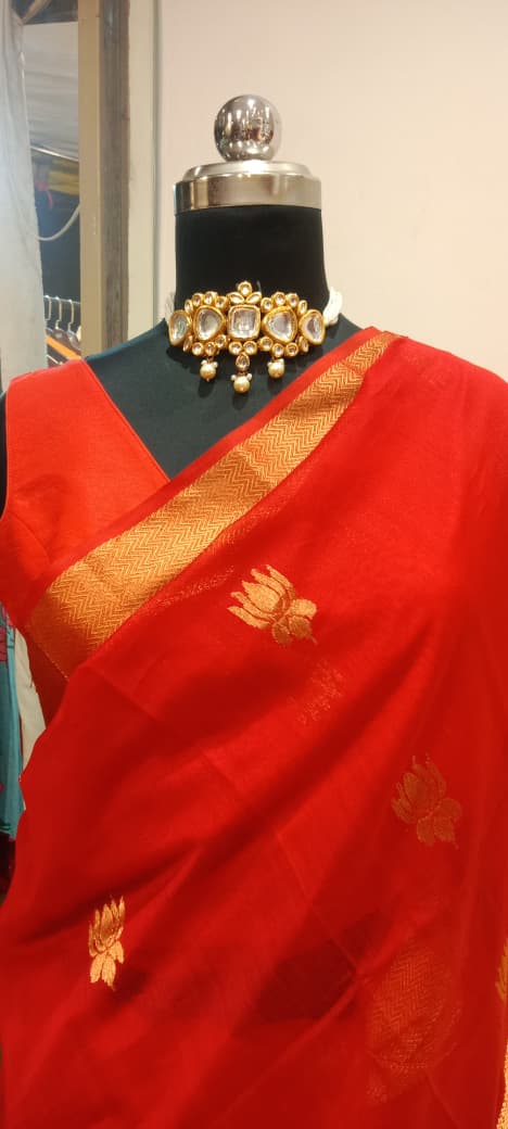 Red Maheshwari Big Lotus Butti Zari Pallu Handloom Saree
