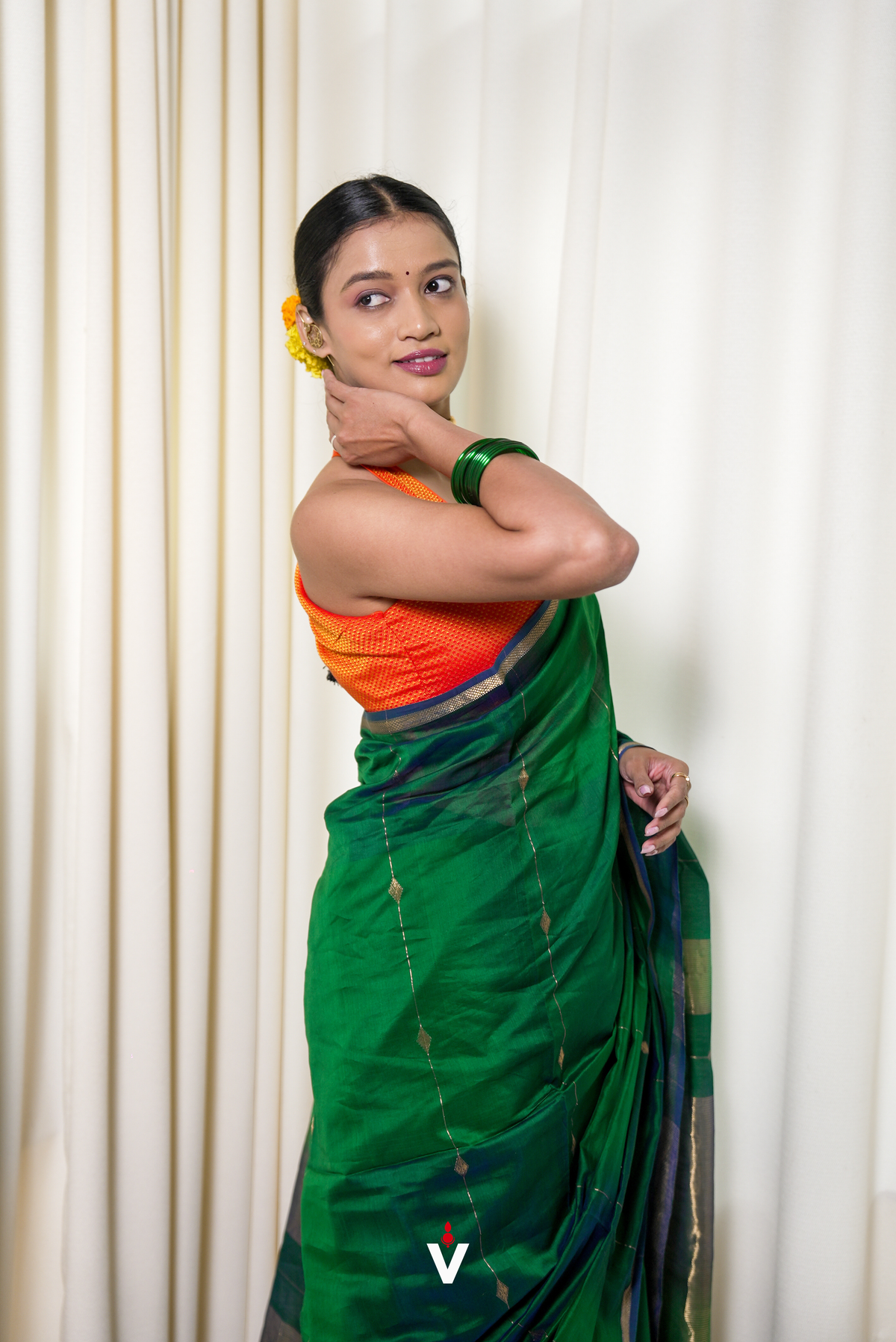 Peacock Green Dual Shade Maheshwari Diamond Butti Handloom Saree