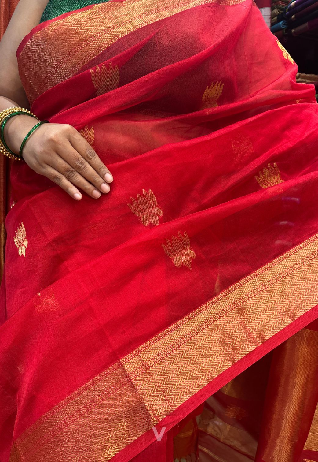 Red Maheshwari  Kamal Butti Zari Pallu Handloom Saree